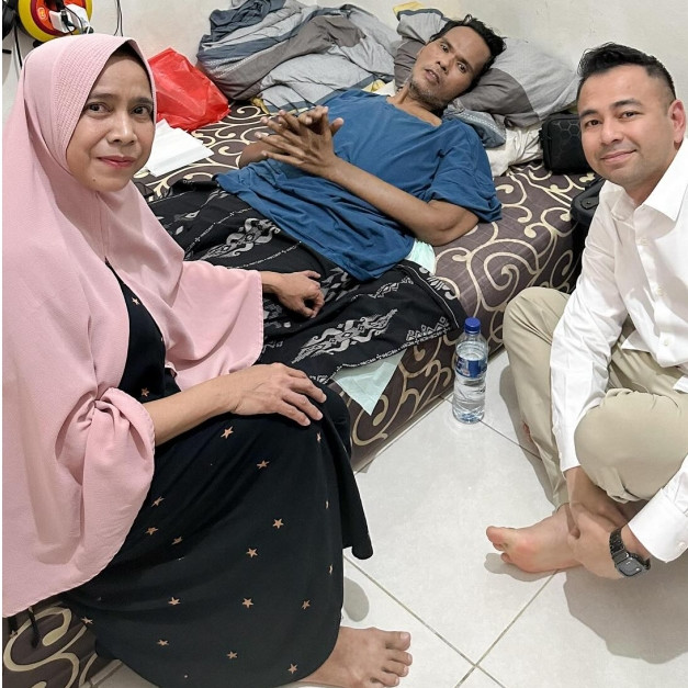5 Potret seleb jenguk Fahmi Bo yang sakit stroke, Raffi Ahmad beri janji biaya pengobatan