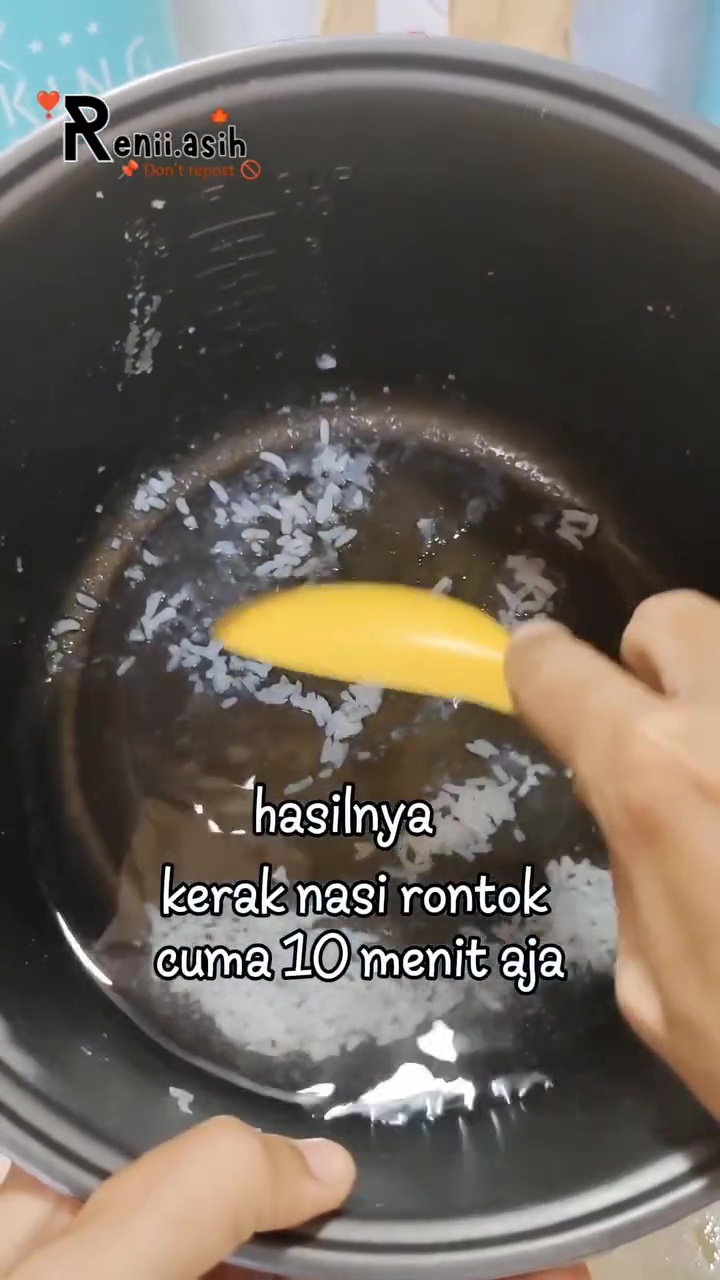 Bukan direbus atau direndam semalaman, ini trik atasi kerak nasi di panci rice cooker dalam 10 menit