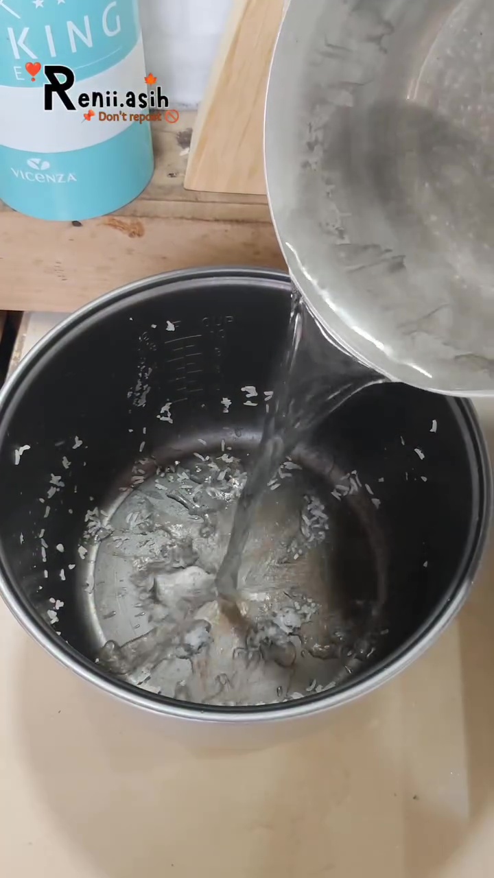 Bukan direbus atau direndam semalaman, ini trik atasi kerak nasi di panci rice cooker dalam 10 menit