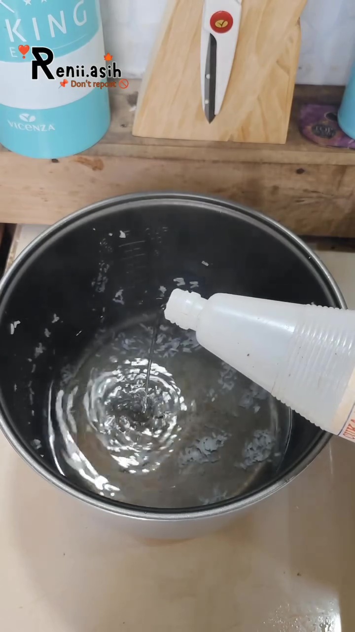 Bukan direbus atau direndam semalaman, ini trik atasi kerak nasi di panci rice cooker dalam 10 menit