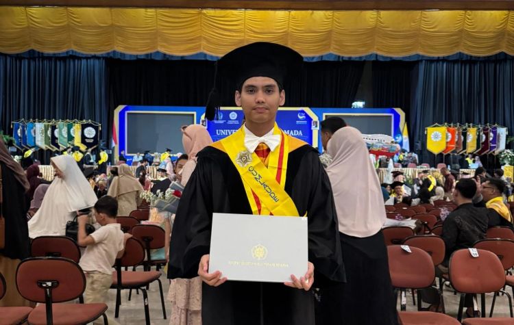 Rizky Aflaha jadi doktor termuda UGM di usia 25, selesaikan S3 dalam 3 tahun, ini kisah lengkapnya