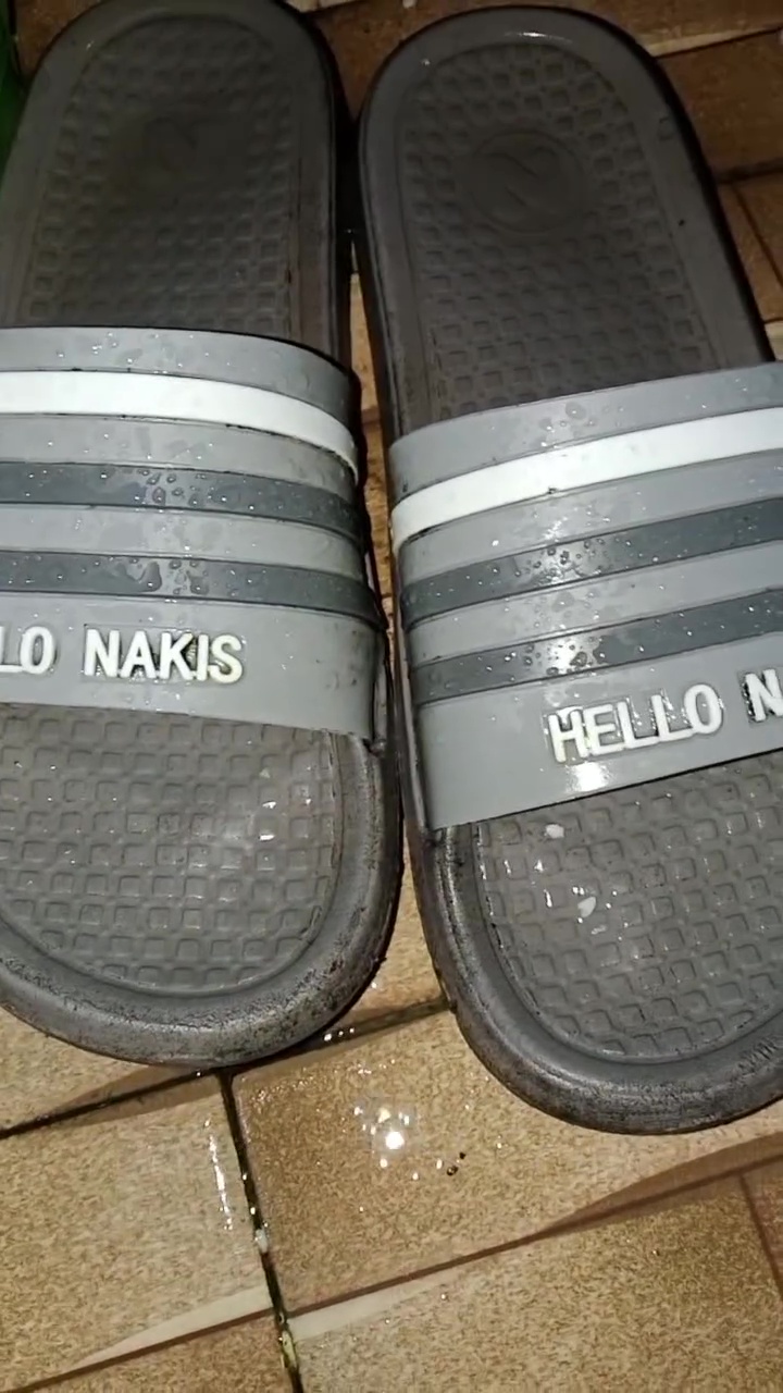 Punya sandal karet hitam berjamur? Coba cuci dengan 1 bahan dapur ini biar kinclong tanpa beli baru