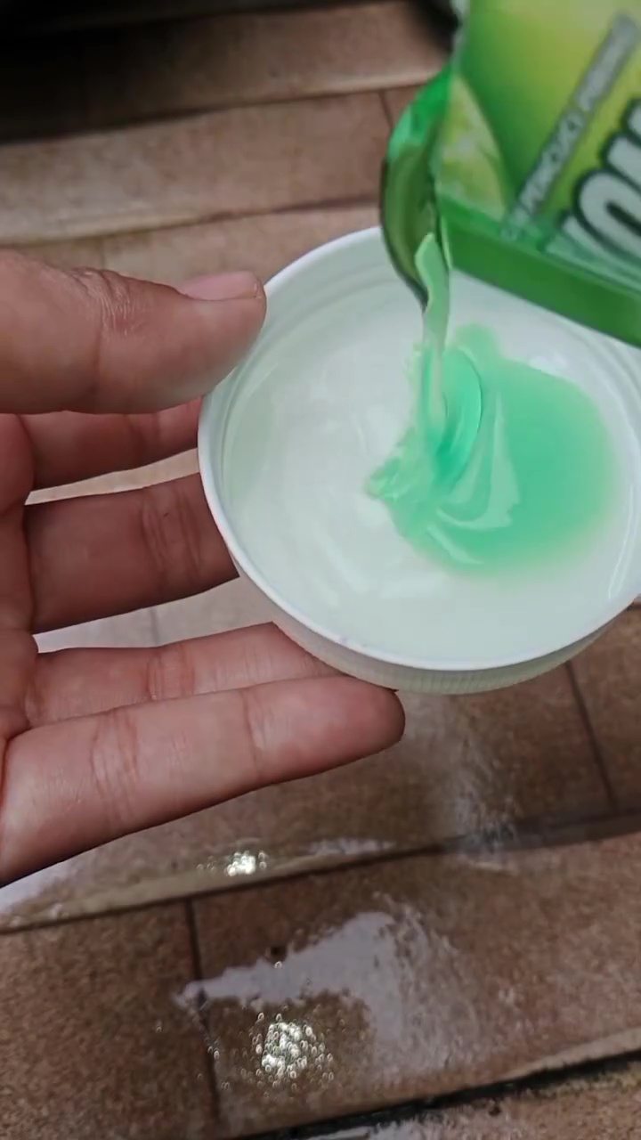 Punya sandal karet hitam berjamur? Coba cuci dengan 1 bahan dapur ini biar kinclong tanpa beli baru