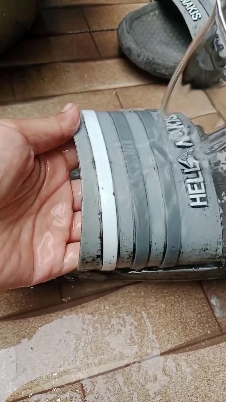 Punya sandal karet hitam berjamur? Coba cuci dengan 1 bahan dapur ini biar kinclong tanpa beli baru