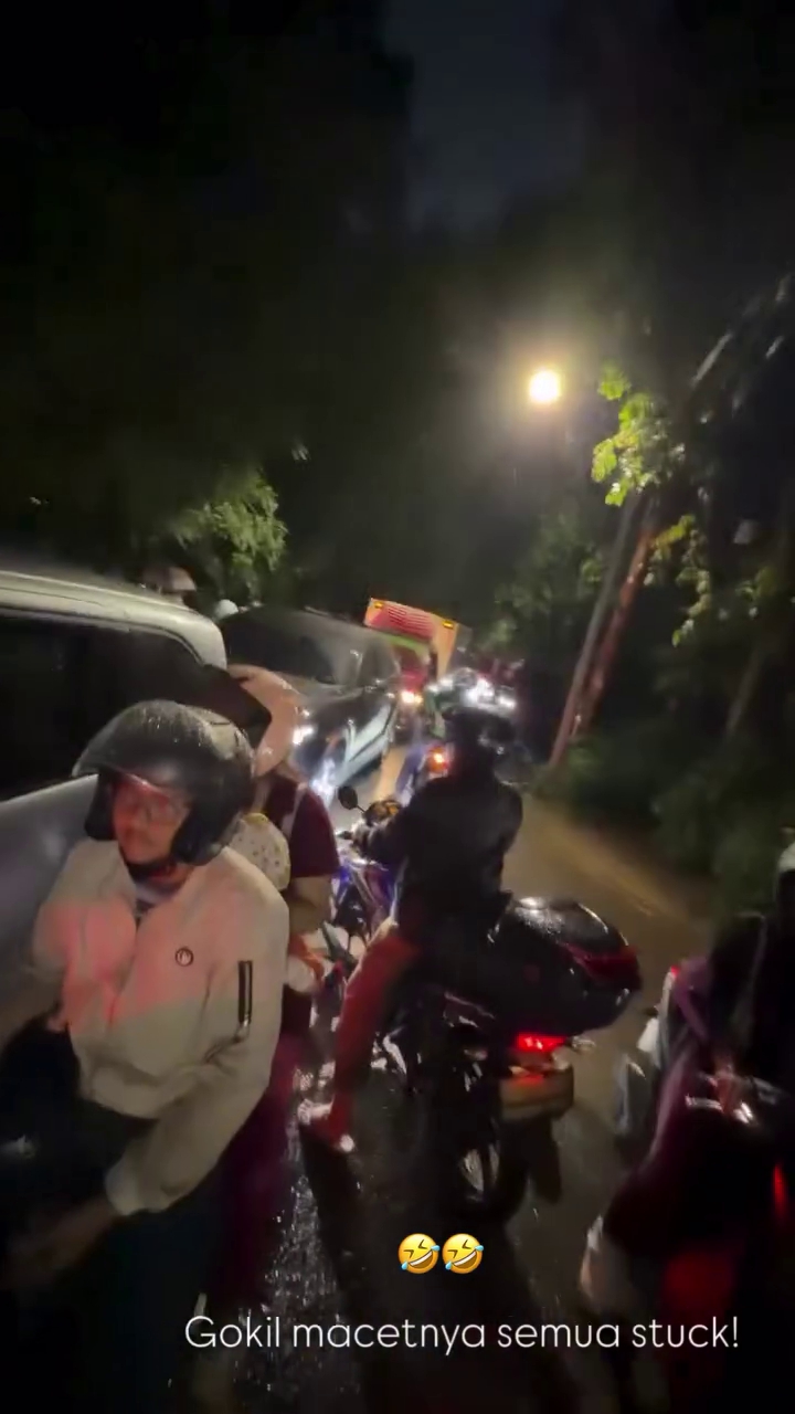 Terjebak macet parah imbas banjir, ini 9 momen Nagita Slavina dan teman artis jalan kaki naik MRT