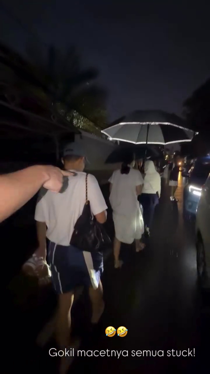 Terjebak macet parah imbas banjir, ini 9 momen Nagita Slavina dan teman artis jalan kaki naik MRT