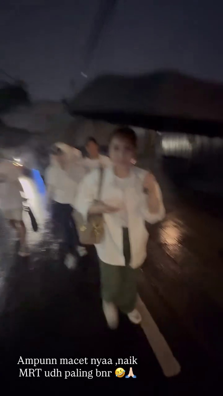 Terjebak macet parah imbas banjir, ini 9 momen Nagita Slavina dan teman artis jalan kaki naik MRT