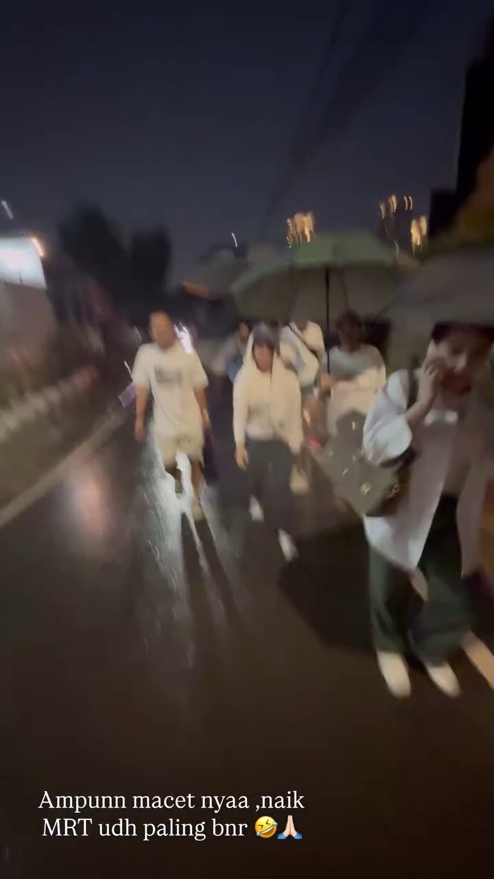 Terjebak macet parah imbas banjir, ini 9 momen Nagita Slavina dan teman artis jalan kaki naik MRT