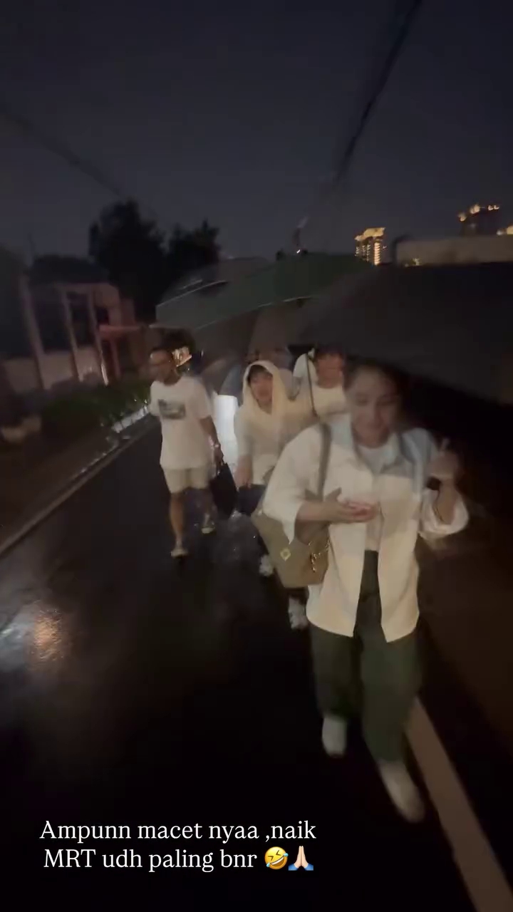 Terjebak macet parah imbas banjir, ini 9 momen Nagita Slavina dan teman artis jalan kaki naik MRT