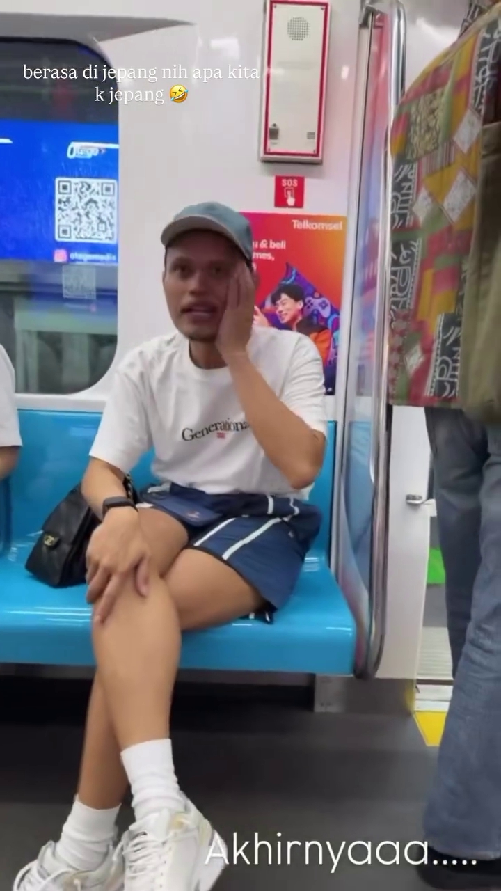 Terjebak macet parah imbas banjir, ini 9 momen Nagita Slavina dan teman artis jalan kaki naik MRT