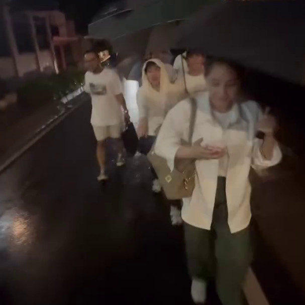 Terjebak macet parah imbas banjir, ini 9 momen Nagita Slavina dan teman artis jalan kaki naik MRT