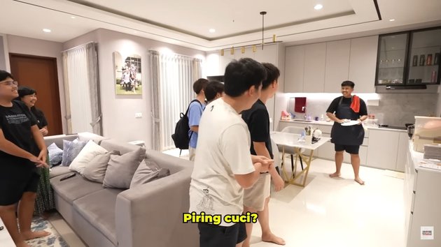 13 Potret rumah kado Jerome Polin buat mendiang ayah sebelum meninggal, mewah di kawasan elit Surabaya