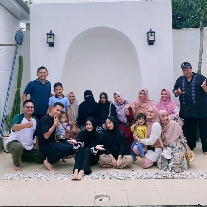 Kedekatan 9 seleb dan besan ini lengketnya bak sahabat lama, patahkan anggapan tak bisa akur