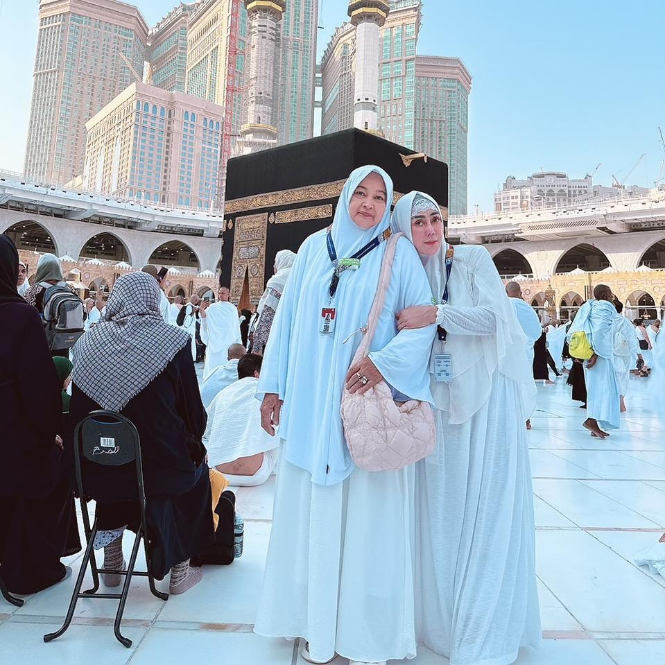 Kedekatan 9 seleb dan besan ini lengketnya bak sahabat lama, patahkan anggapan tak bisa akur