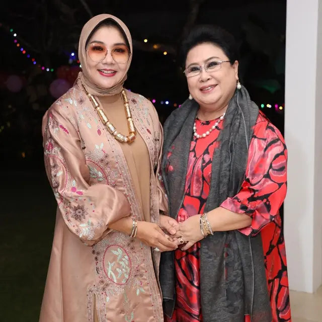 Kedekatan 9 seleb dan besan ini lengketnya bak sahabat lama, patahkan anggapan tak bisa akur