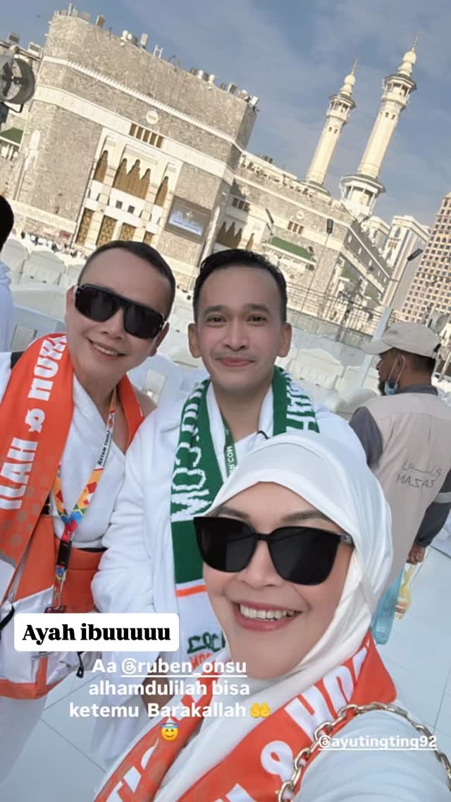 9 Potret bahagia Ruben Onsu umrah kedua kalinya, ajak Mama Ifah yang sudah dianggap sebagai ibu