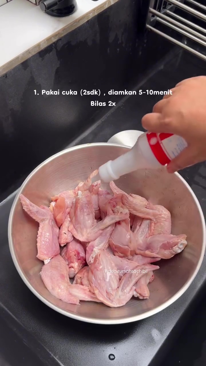 Tak perlu khawatir kontaminasi bakteri, ini 3 cara aman cuci daging ayam biar bebas lendir dan amis
