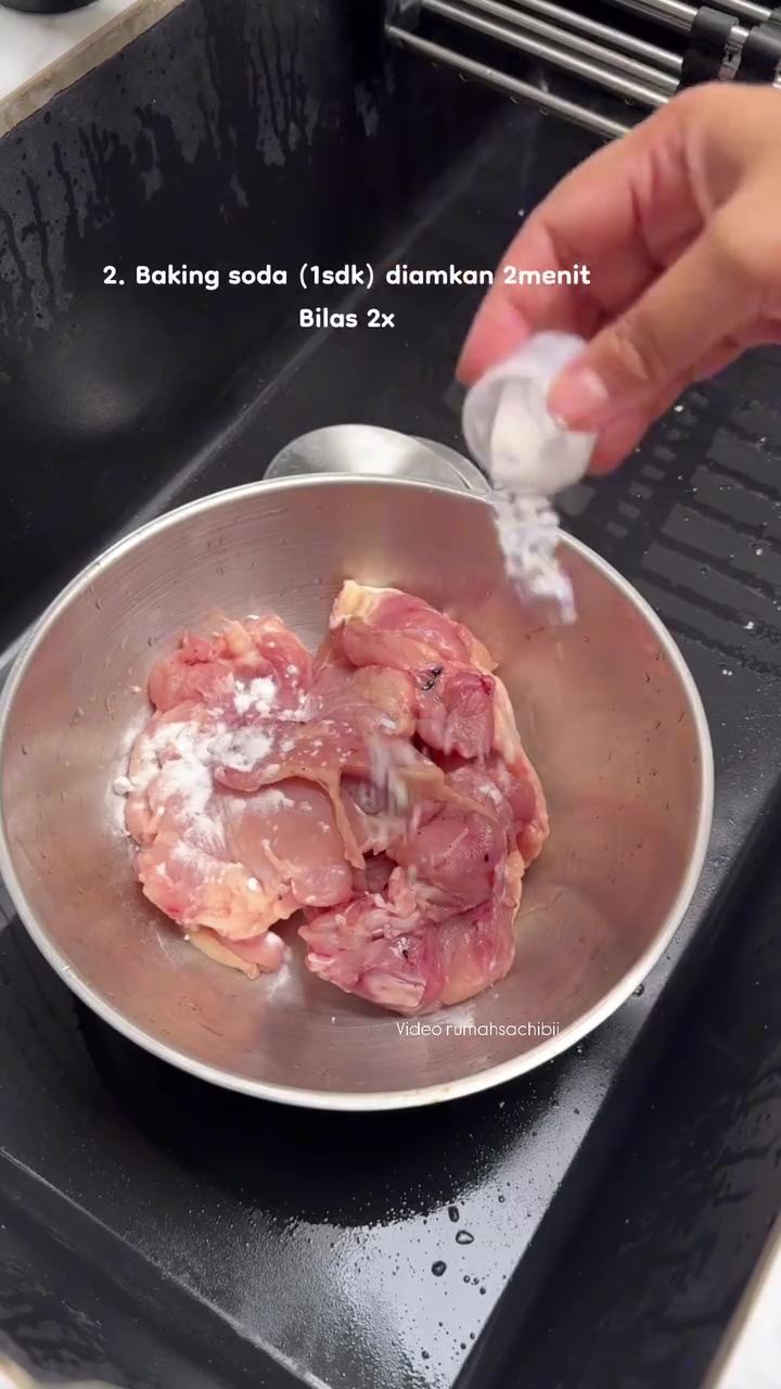 Tak perlu khawatir kontaminasi bakteri, ini 3 cara aman cuci daging ayam biar bebas lendir dan amis