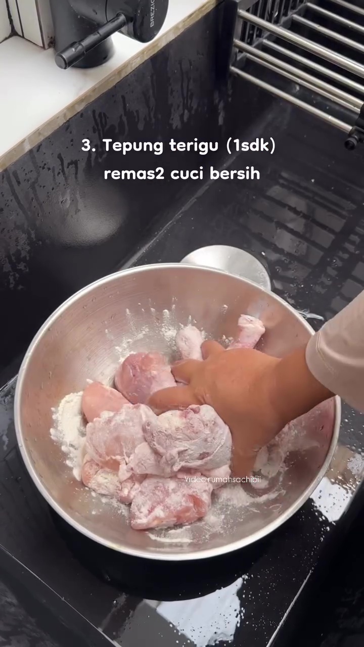 Tak perlu khawatir kontaminasi bakteri, ini 3 cara aman cuci daging ayam biar bebas lendir dan amis