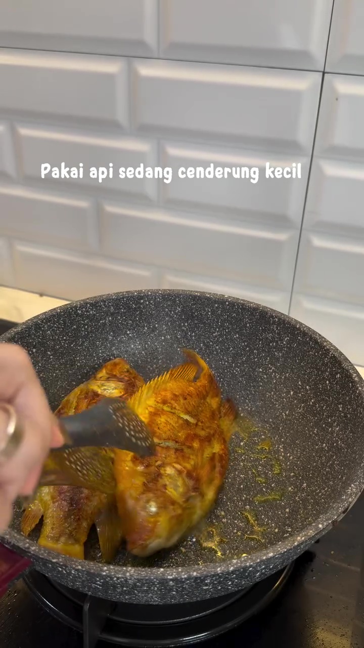 Matang sempurna tanpa gosong, wanita ini bagikan trik goreng ikan cuma pakai 2 sendok minyak