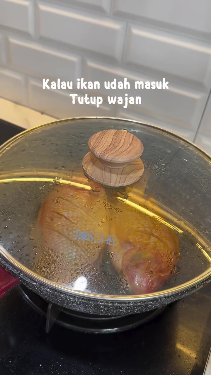 Matang sempurna tanpa gosong, wanita ini bagikan trik goreng ikan cuma pakai 2 sendok minyak