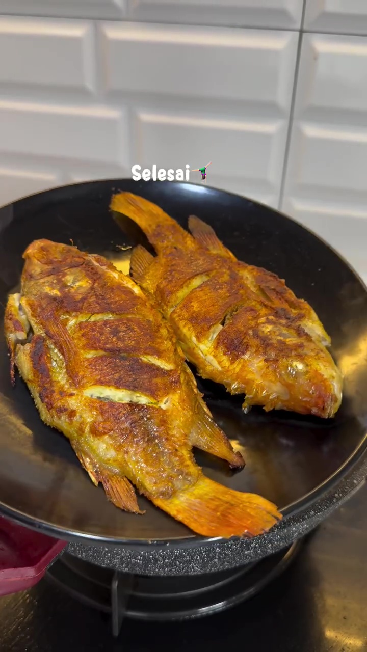 Matang sempurna tanpa gosong, wanita ini bagikan trik goreng ikan cuma pakai 2 sendok minyak