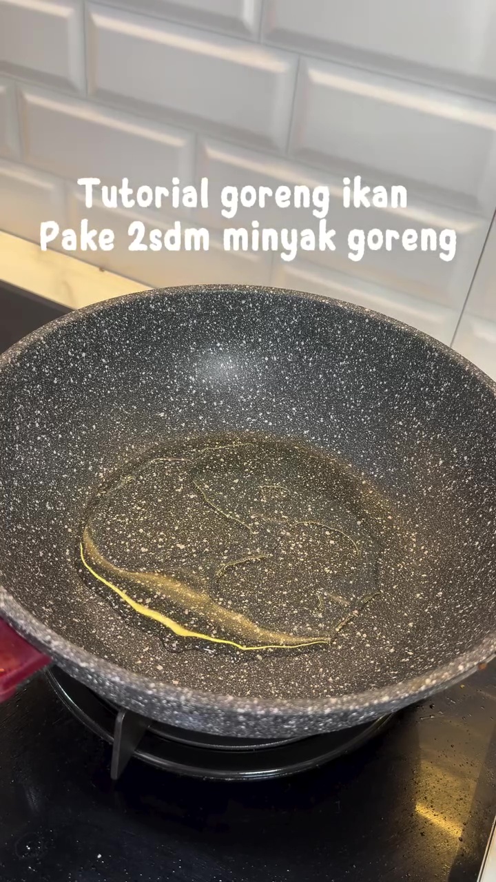 Matang sempurna tanpa gosong, wanita ini bagikan trik goreng ikan cuma pakai 2 sendok minyak