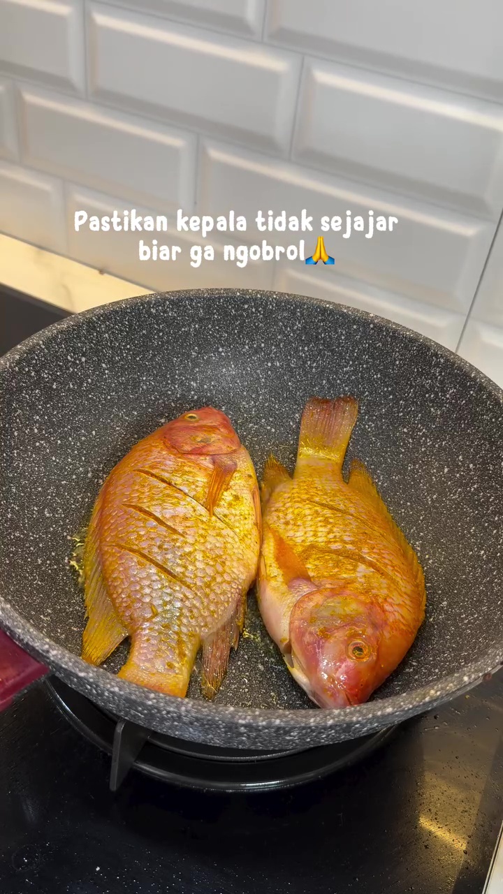Matang sempurna tanpa gosong, wanita ini bagikan trik goreng ikan cuma pakai 2 sendok minyak
