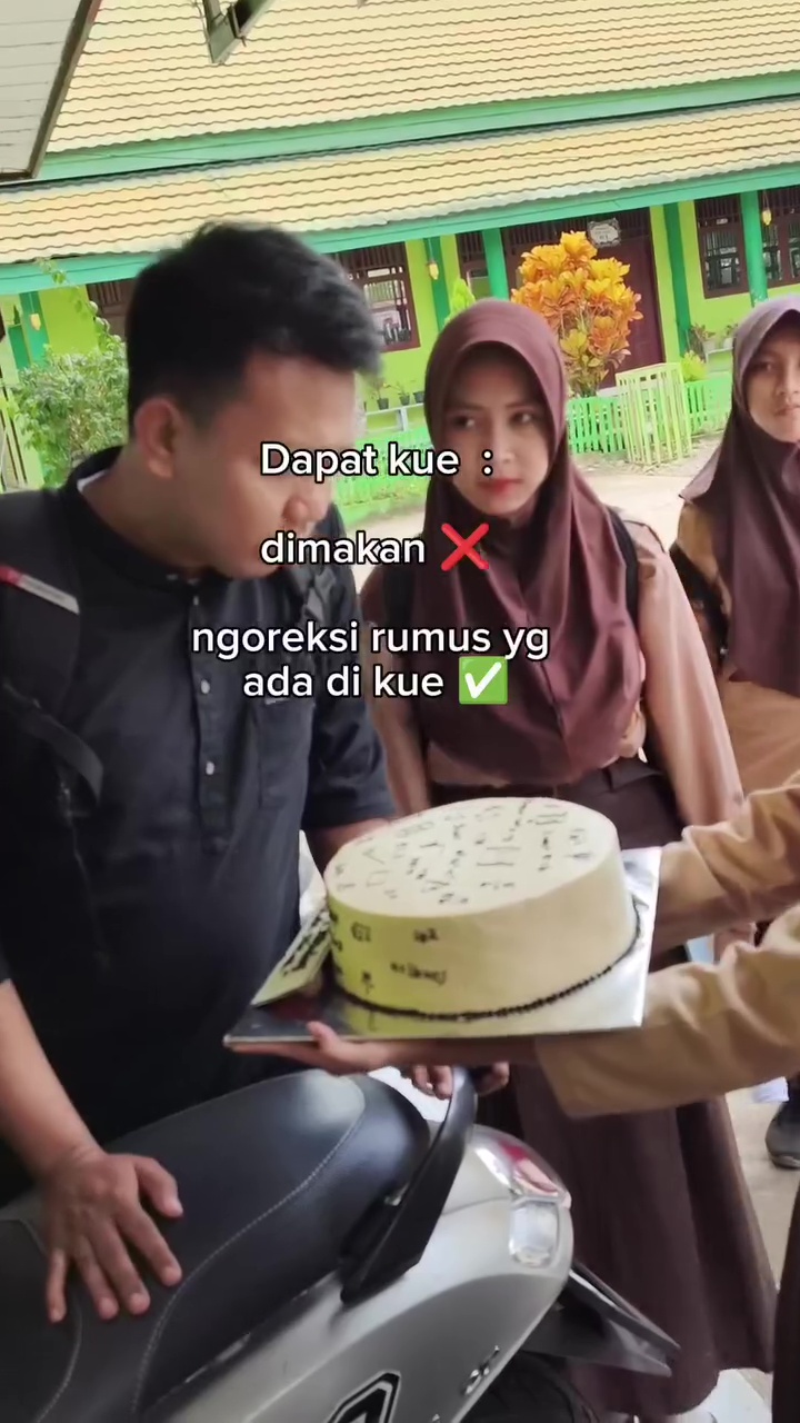 Diberi kue ulang tahun unik dengan hiasan rumus, respon guru matematika ini malah bikin geleng-geleng