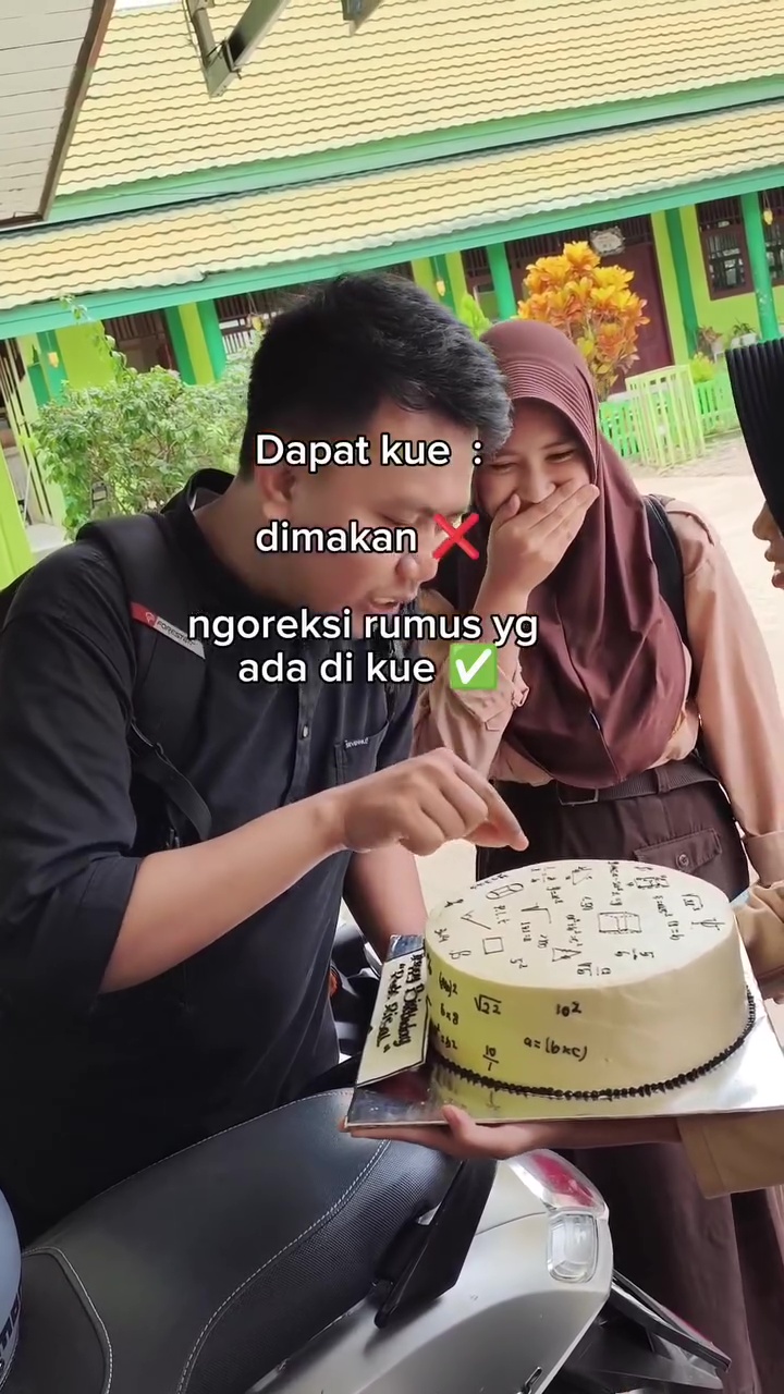 Diberi kue ulang tahun unik dengan hiasan rumus, respon guru matematika ini malah bikin geleng-geleng