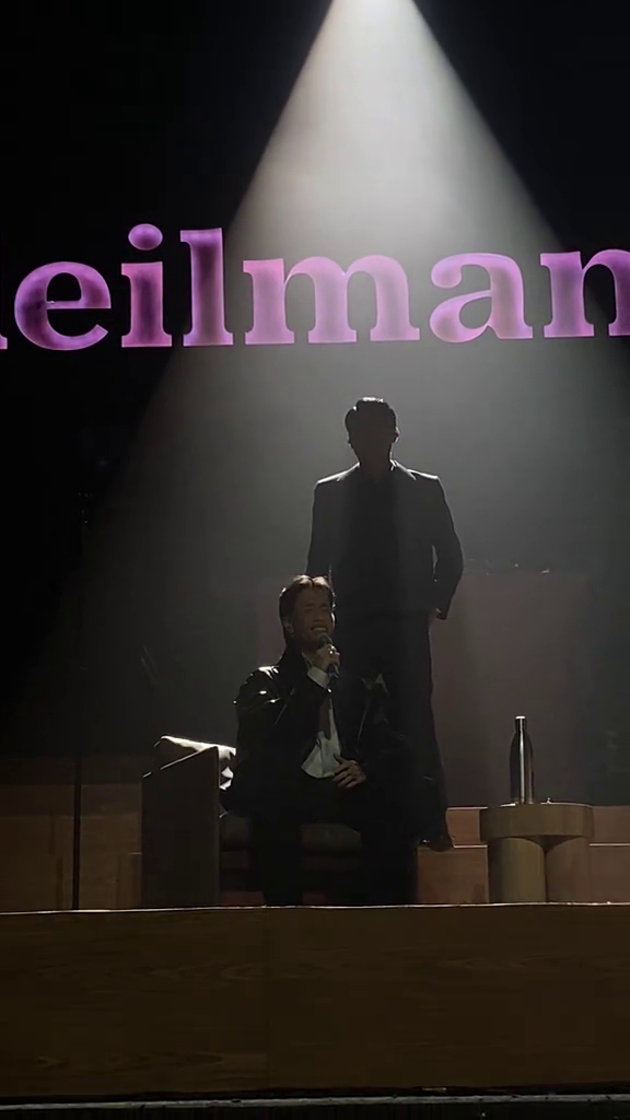 9 Potret Vidi Aldiano berwajah pucat manggung di konser Laleilmanino, semangatnya bikin hati tersentuh