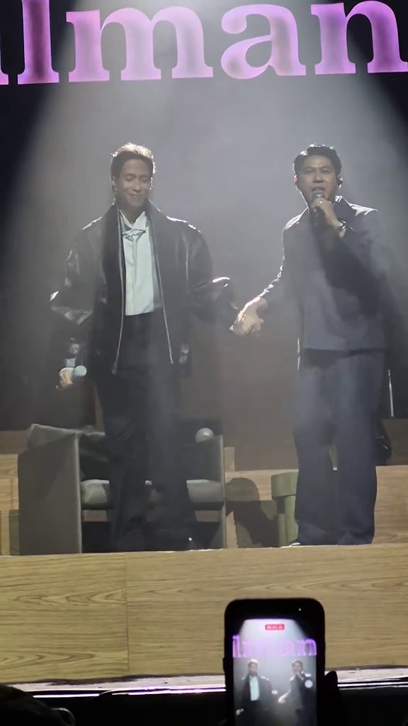 9 Potret Vidi Aldiano berwajah pucat manggung di konser Laleilmanino, semangatnya bikin hati tersentuh