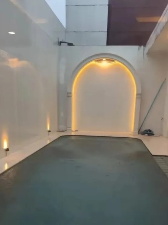 9 Potret rumah Erika Carlina, kamar sementaranya didesain mewah demi si anak