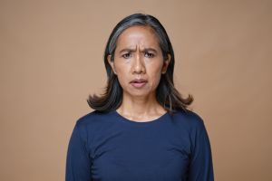 Nggak perlu cat rambut, ini trik 3 bahan dapur yang bikin uban hilang dan rambut tetap sehat