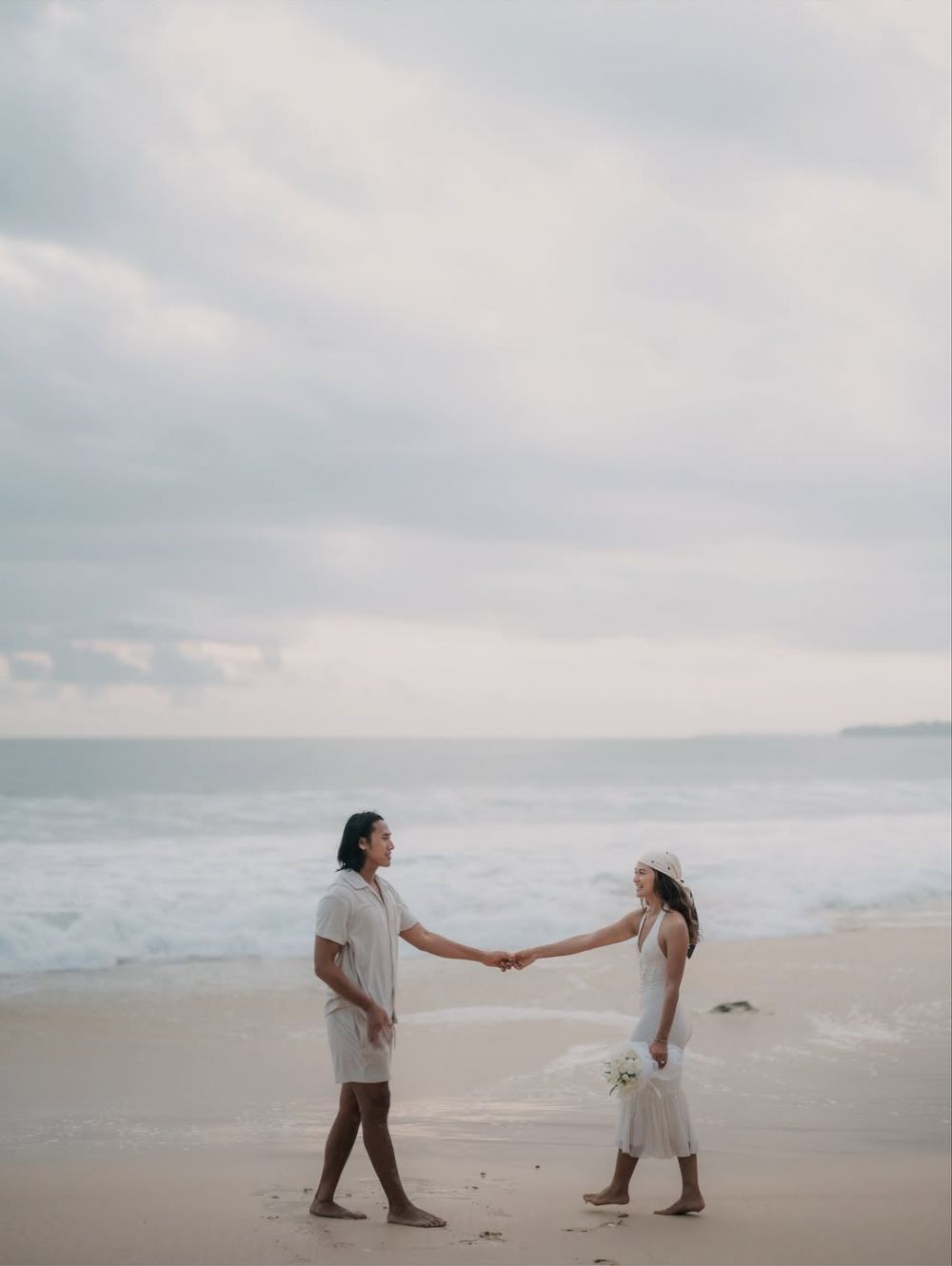 Sean Gelael lamar Hana Malasan di pantai Sumba &copy; 2025 Instagram