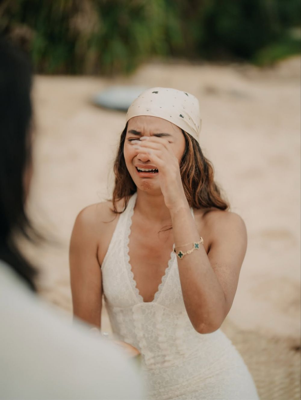 Sean Gelael lamar Hana Malasan di pantai Sumba &copy; 2025 Instagram