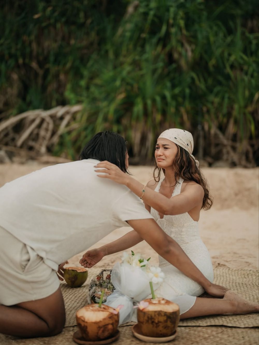 9 Potret momen Sean Gelael lamar Hana Malasan di pantai Sumba, cincin di batok kelapa bikin salfok