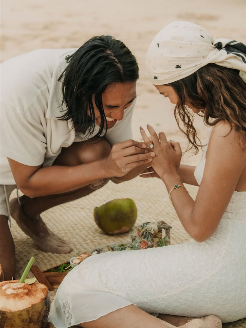 9 Potret momen Sean Gelael lamar Hana Malasan di pantai Sumba, cincin di batok kelapa bikin salfok