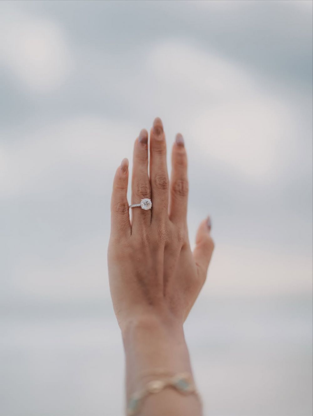 9 Potret momen Sean Gelael lamar Hana Malasan di pantai Sumba, cincin di batok kelapa bikin salfok