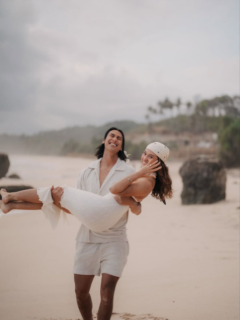 9 Potret momen Sean Gelael lamar Hana Malasan di pantai Sumba, cincin di batok kelapa bikin salfok