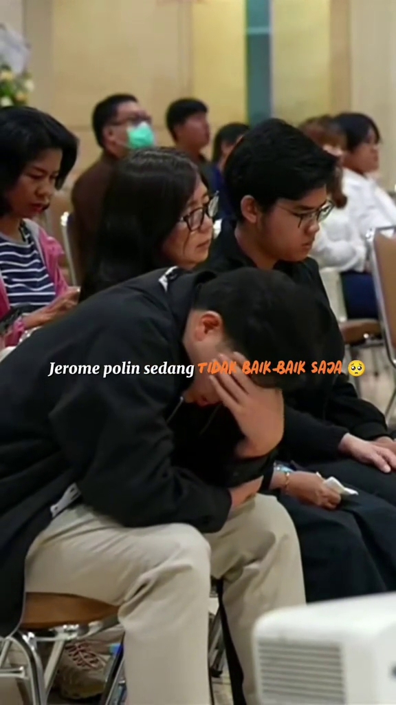 7 Potret momen persemayaman ayah Jerome Polin, mendiang kenakan dasi pemberian putranya