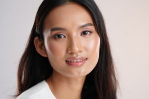 5 Rekomendasi produk makeup untuk dapatkan hasil dewy, wajah fresh sepanjang hari