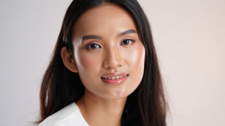 5 Rekomendasi produk makeup untuk dapatkan hasil dewy, wajah fresh sepanjang hari