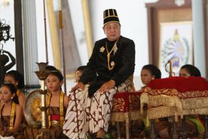 Mengenang sosok Paku Buwono XIII, raja Keraton Surakarta yang menjaga tradisi di era modern