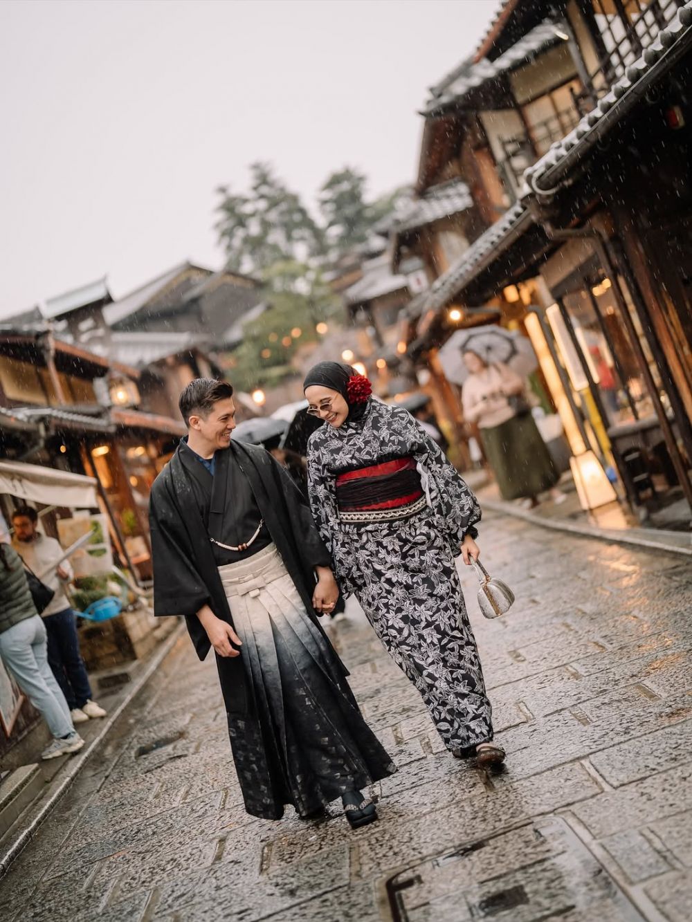Tampil manis dengan kimono di Jepang, 7 potret maternity shoot Zaskia Sungkar rayakan kehamilan ke-2