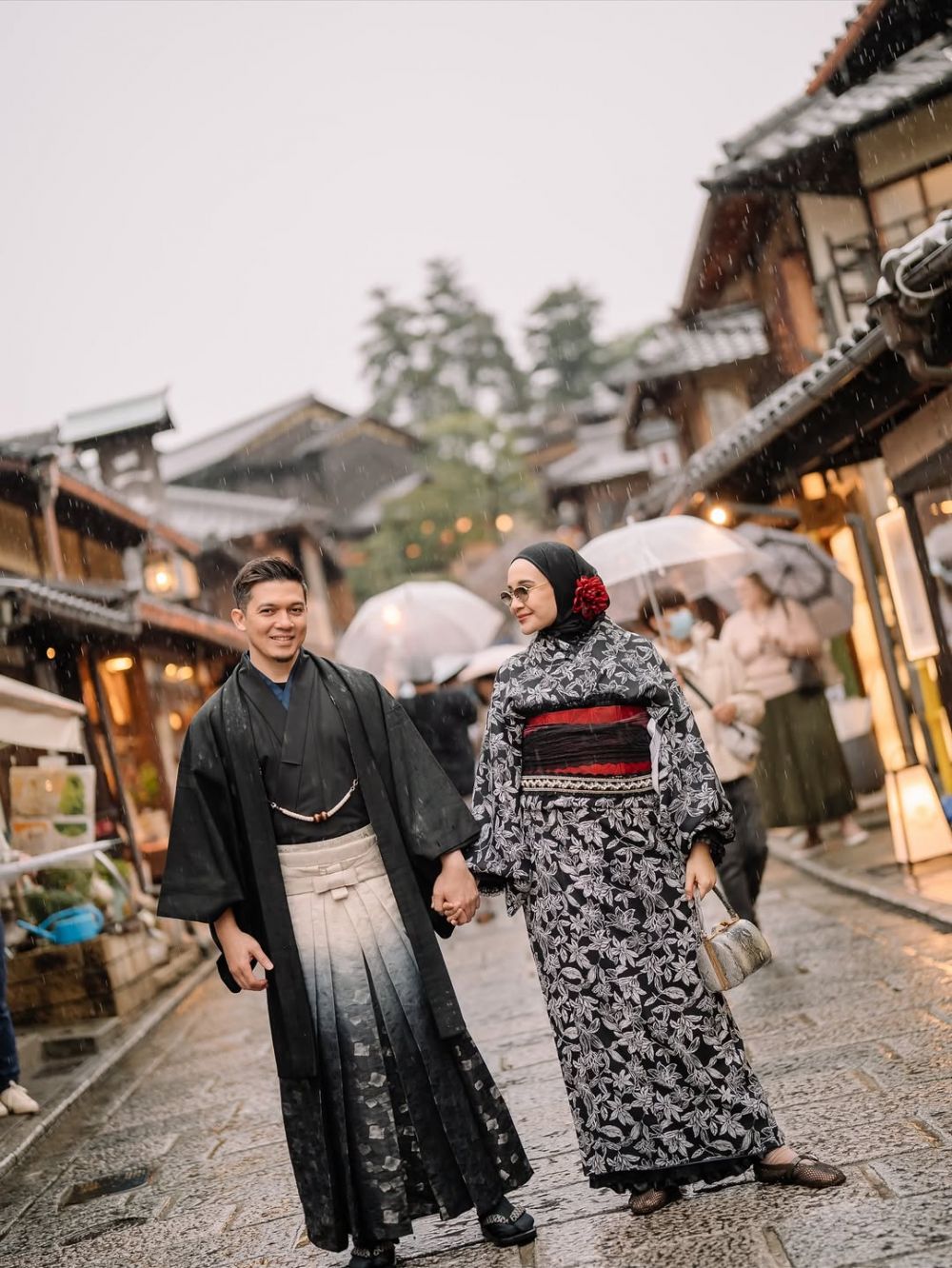 Tampil manis dengan kimono di Jepang, 7 potret maternity shoot Zaskia Sungkar rayakan kehamilan ke-2