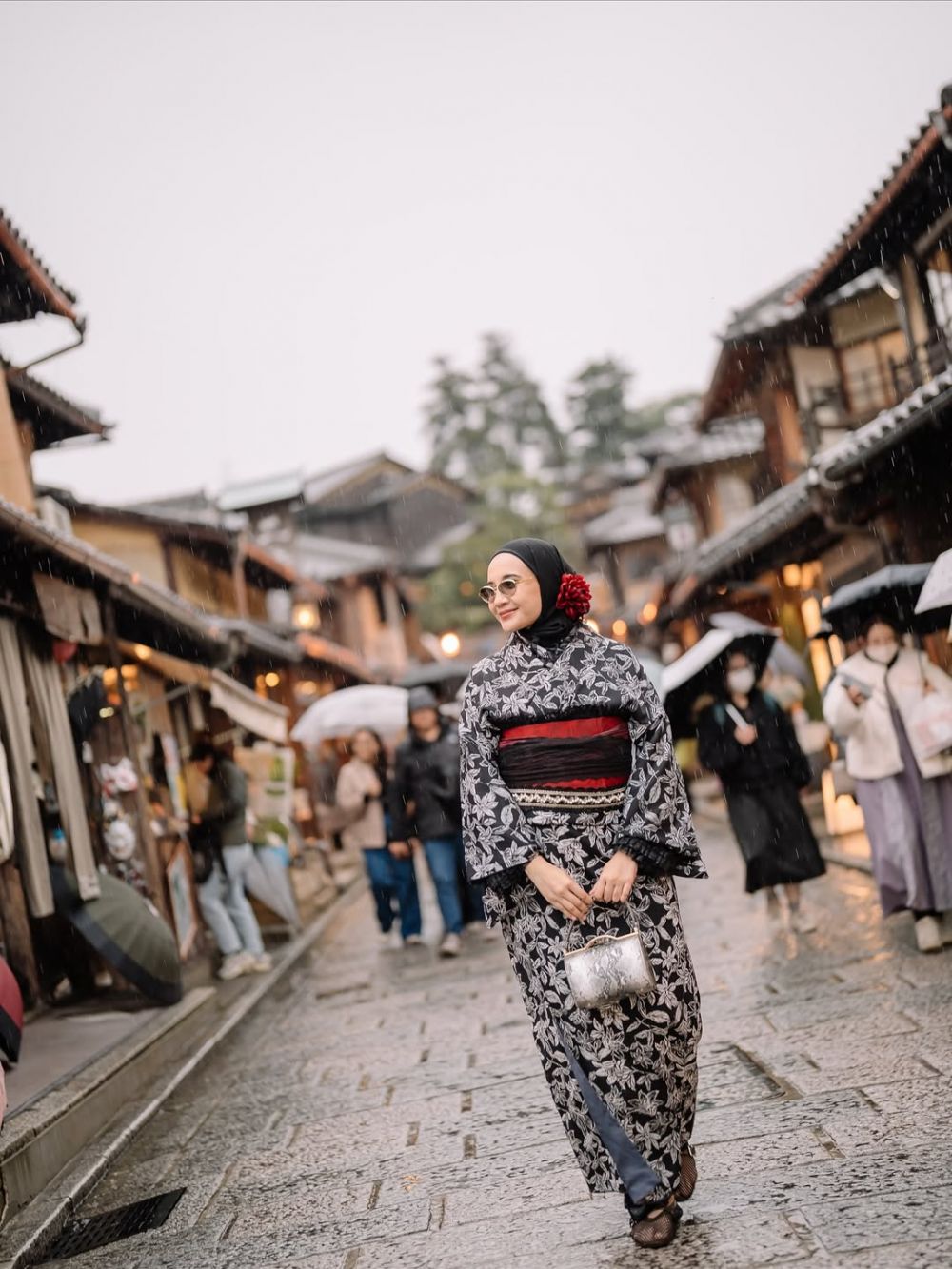 Tampil manis dengan kimono di Jepang, 7 potret maternity shoot Zaskia Sungkar rayakan kehamilan ke-2