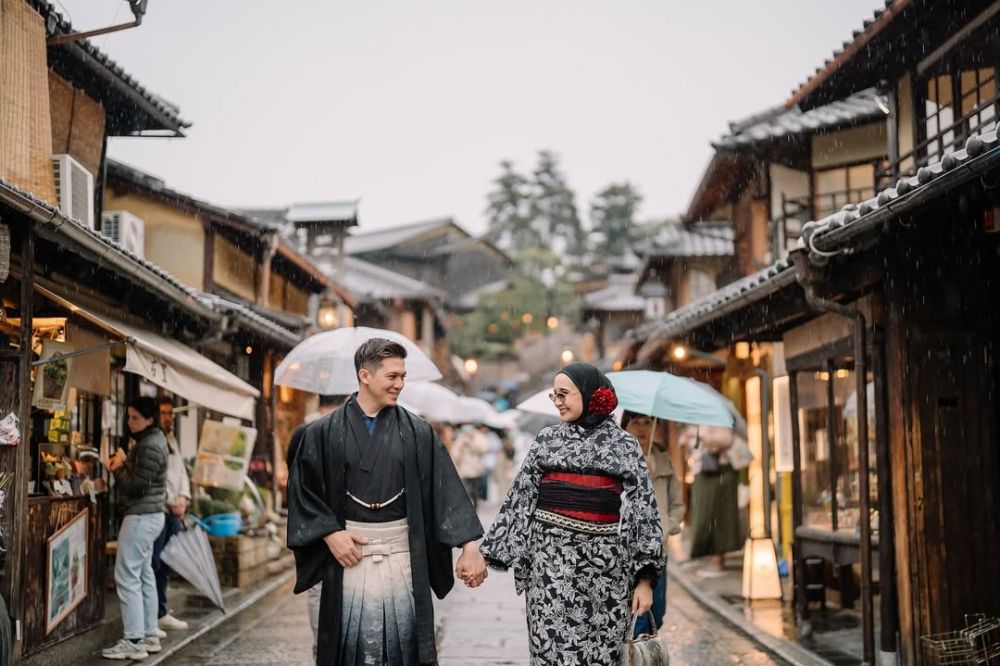 Tampil manis dengan kimono di Jepang, 7 potret maternity shoot Zaskia Sungkar rayakan kehamilan ke-2