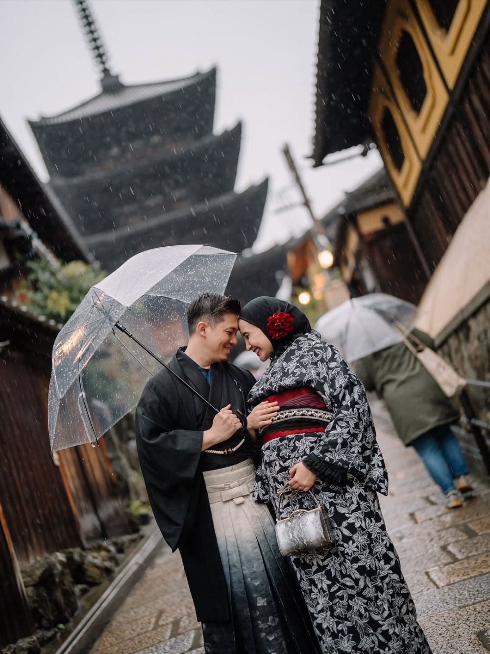Tampil manis dengan kimono di Jepang, 7 potret maternity shoot Zaskia Sungkar rayakan kehamilan ke-2