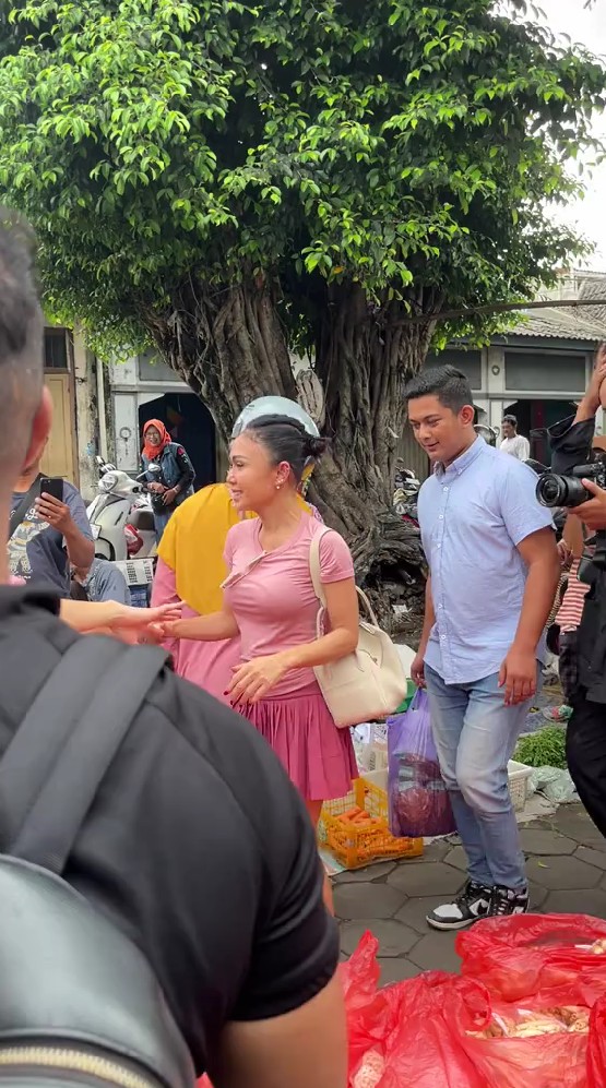 Tak jaim belanja di pasar, 9 potret Yuni Shara ke pasar Kotagede Yogyakarta, sikap humblenya dipuji